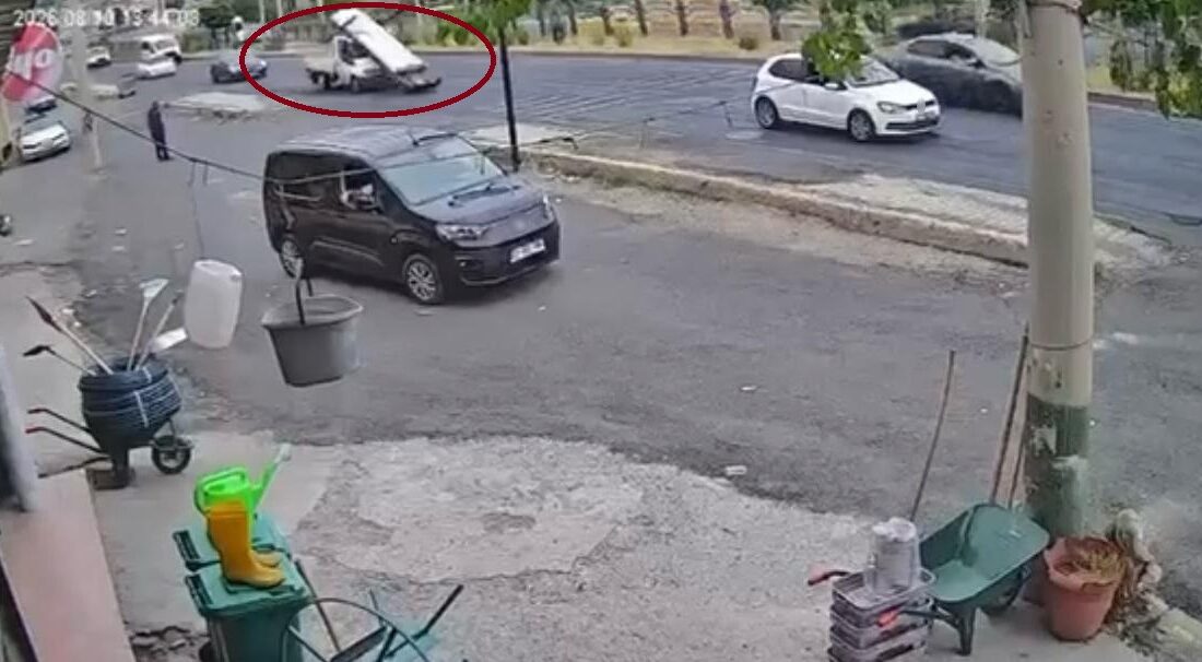 Diyarbakır'ın merkez Yenişehir ilçesinde seyir halindeki kamyonetin sürücüsünün fren yapmasıyla