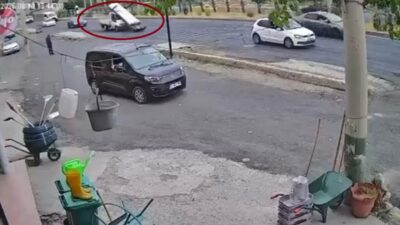 Diyarbakır'ın merkez Yenişehir ilçesinde seyir halindeki kamyonetin sürücüsünün fren yapmasıyla