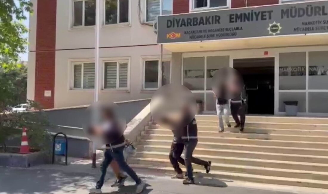Diyarbakır'ın Sur ilçesinde polis ekiplerince düzenlenen operasyonda yanlarında 2 adet