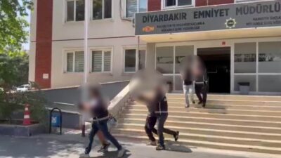 Diyarbakır'ın Sur ilçesinde polis ekiplerince düzenlenen operasyonda yanlarında 2 adet
