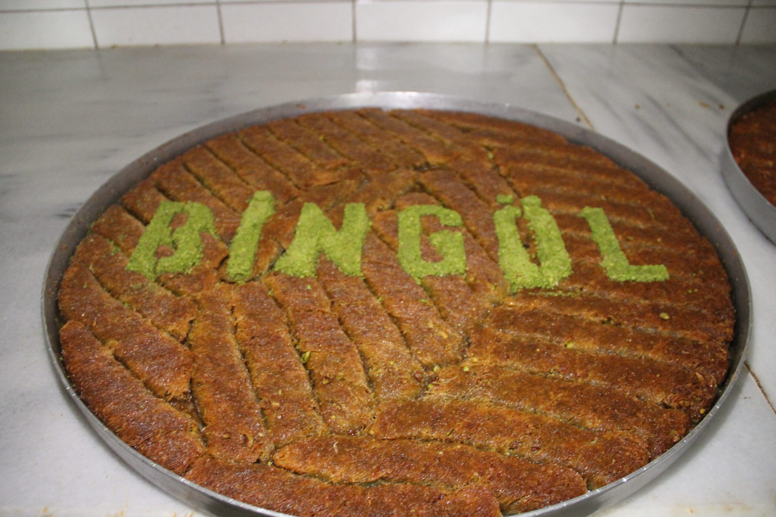Yıllardır Bingöl ve Diyarbakır arasında tartışma konusu olan burma kadayıfta