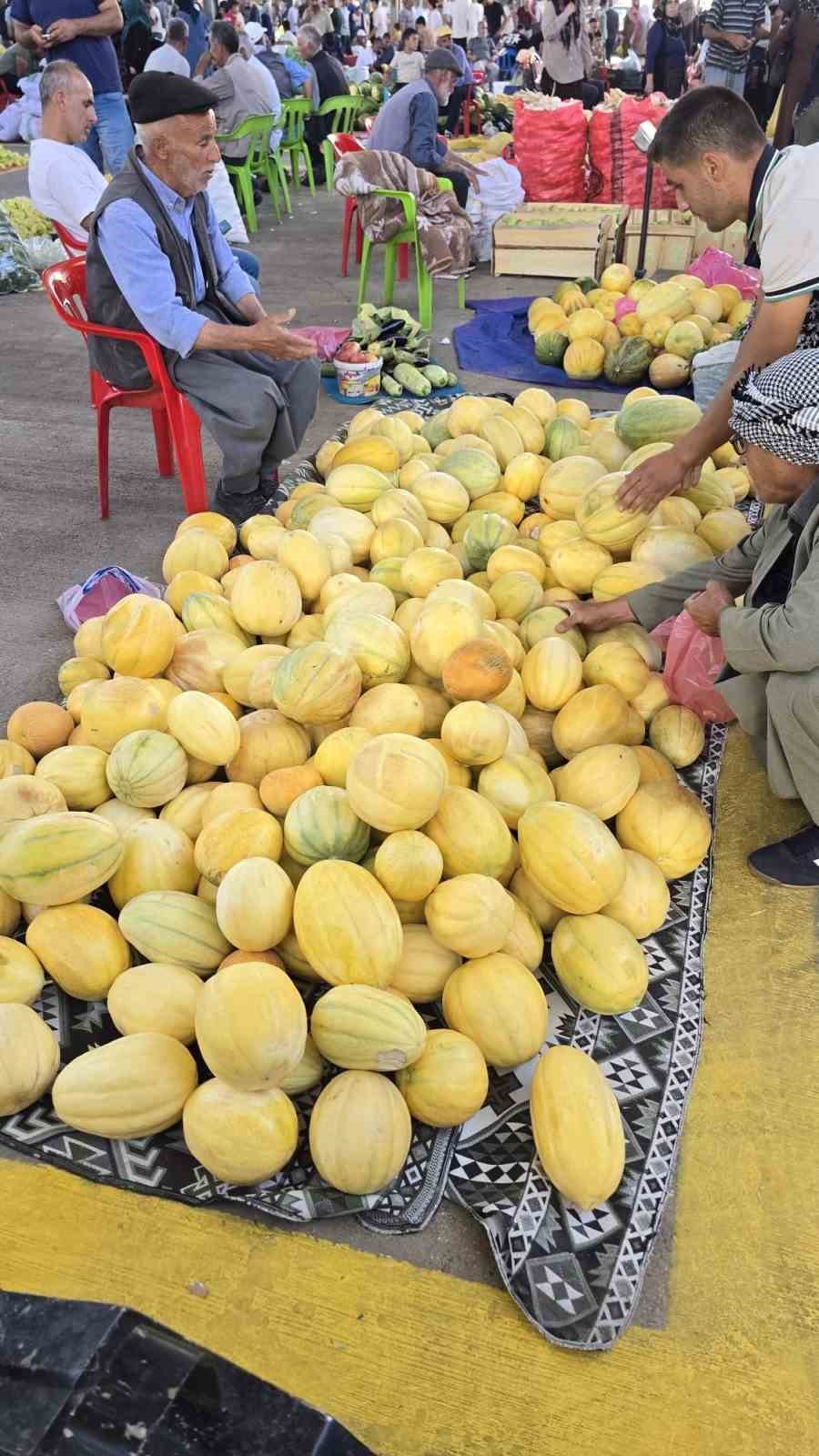 Tadıyla ünlü Çermik kavunu pazarda yerini aldı