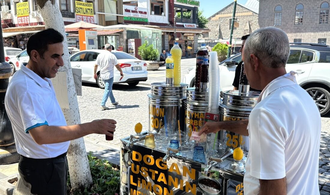 Diyarbakır'da 32 yıldır seyyar satıcılık yapan Doğan Evelek, meyan kökünü