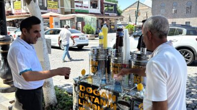 Diyarbakır'da 32 yıldır seyyar satıcılık yapan Doğan Evelek, meyan kökünü