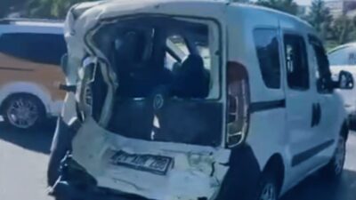 Diyarbakır’ın merkez Yenişehir ilçesinde 3 otomobil, 1 hafif ticari araç