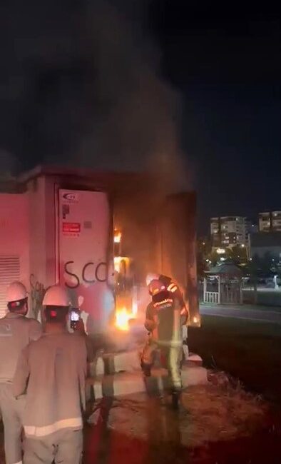 Diyarbakır'ın merkez Kayapınar ilçesinde aşırı yüklenmeden kaynaklı alevlere teslim olan