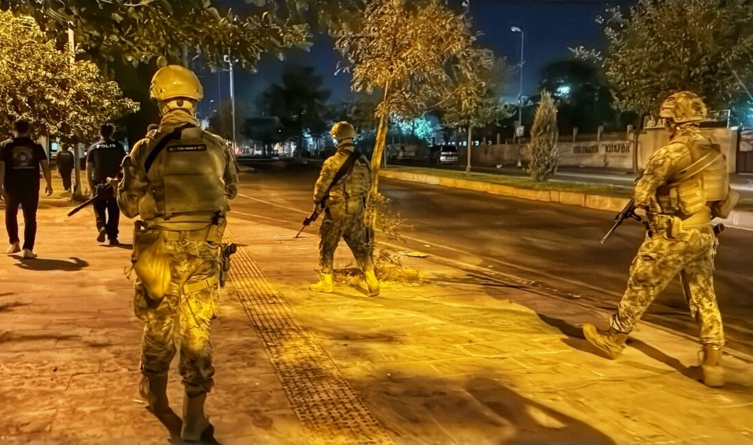 Diyarbakır'ın merkez Bağlar ilçesindeki dört mahallede özel harekat polisi destekli