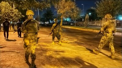 Diyarbakır'ın merkez Bağlar ilçesindeki dört mahallede özel harekat polisi destekli