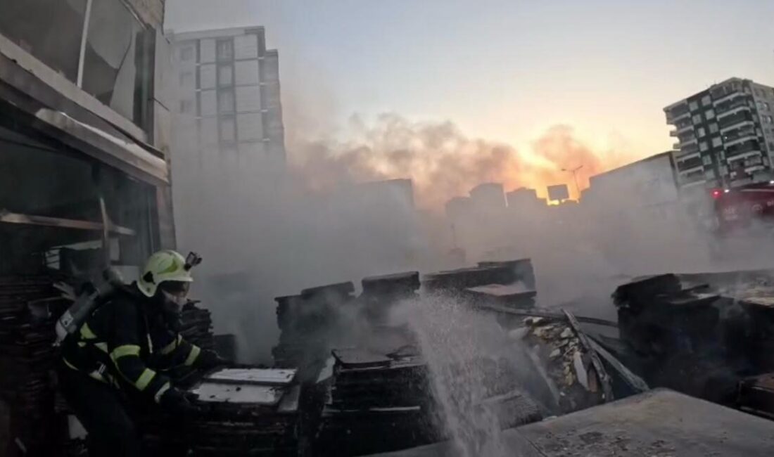 Diyarbakır’ın merkez Bağlar ilçesinde itfaiye erlerinin bir iş yerinin önünde