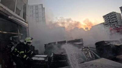 Diyarbakır’ın merkez Bağlar ilçesinde itfaiye erlerinin bir iş yerinin önünde
