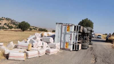 Diyarbakır'ın Çermik ilçesinde saman yüklü kamyon devrildi. Olayda ölen ya