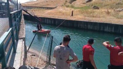 Diyarbakır’ın Eğil ilçesinde sürücüsünün direksiyon hakimiyetini kaybettiği otomobil sulama kanalına