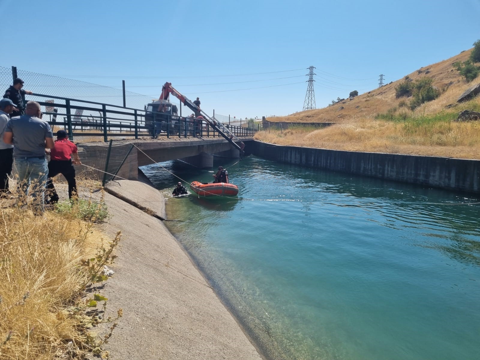 Diyarbakır’da sulama kanalına uçan araçta 4 kişi sağ kurtarıldı