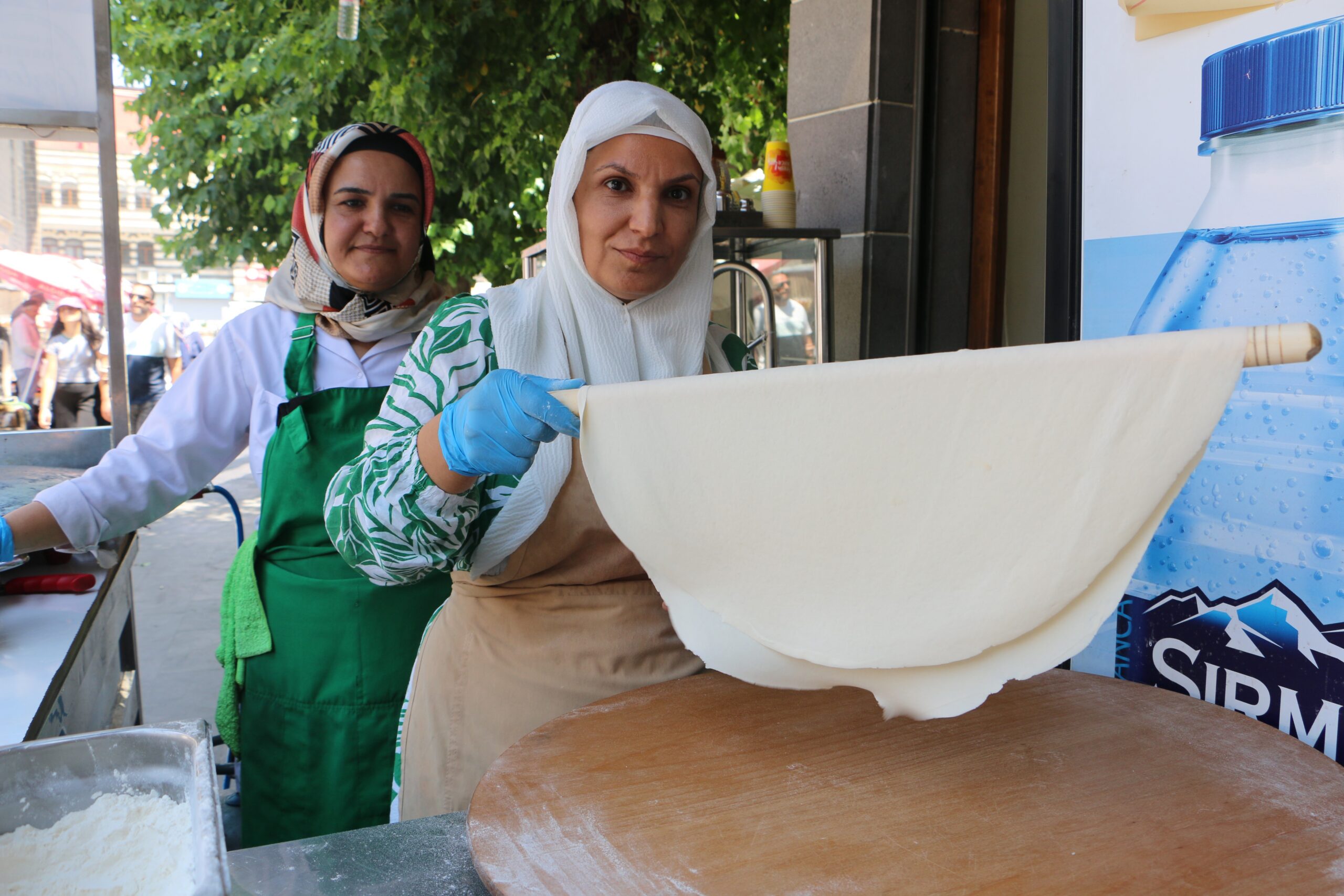 Diyarbakırlı gelin ve görümce ortak işyeri açtı, düşman çatlattı