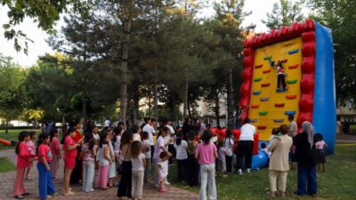 Diyarbakır Büyükşehir Belediyesinin Bağlar ilçesi Körhat Mahallesi’nde düzenlediği Çocuk Spor
