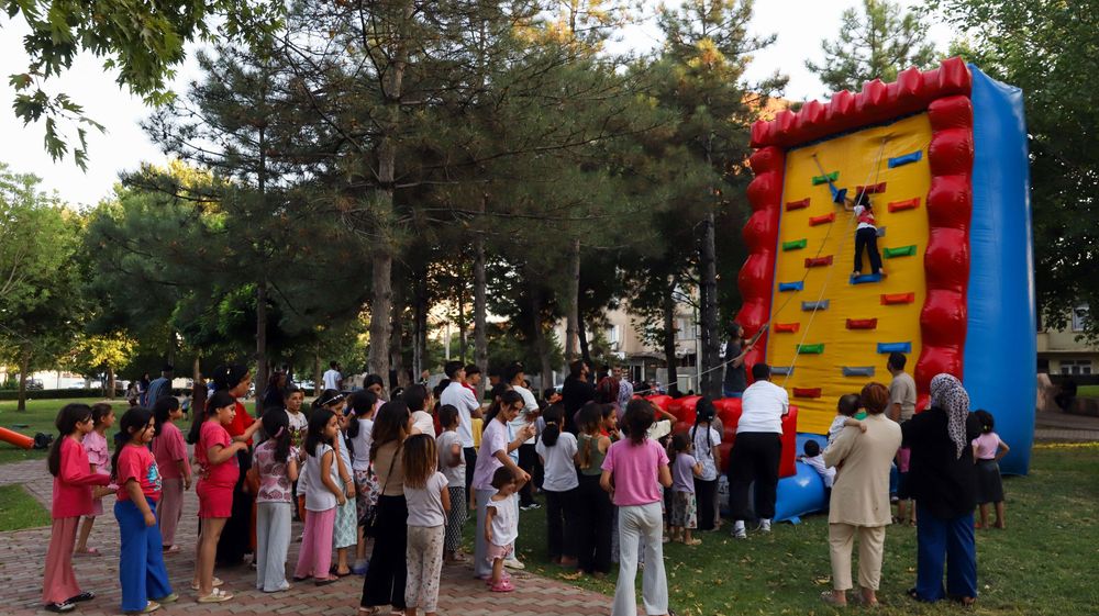 Diyarbakır Büyükşehir Belediyesinin Bağlar ilçesi Körhat Mahallesi’nde düzenlediği Çocuk Spor