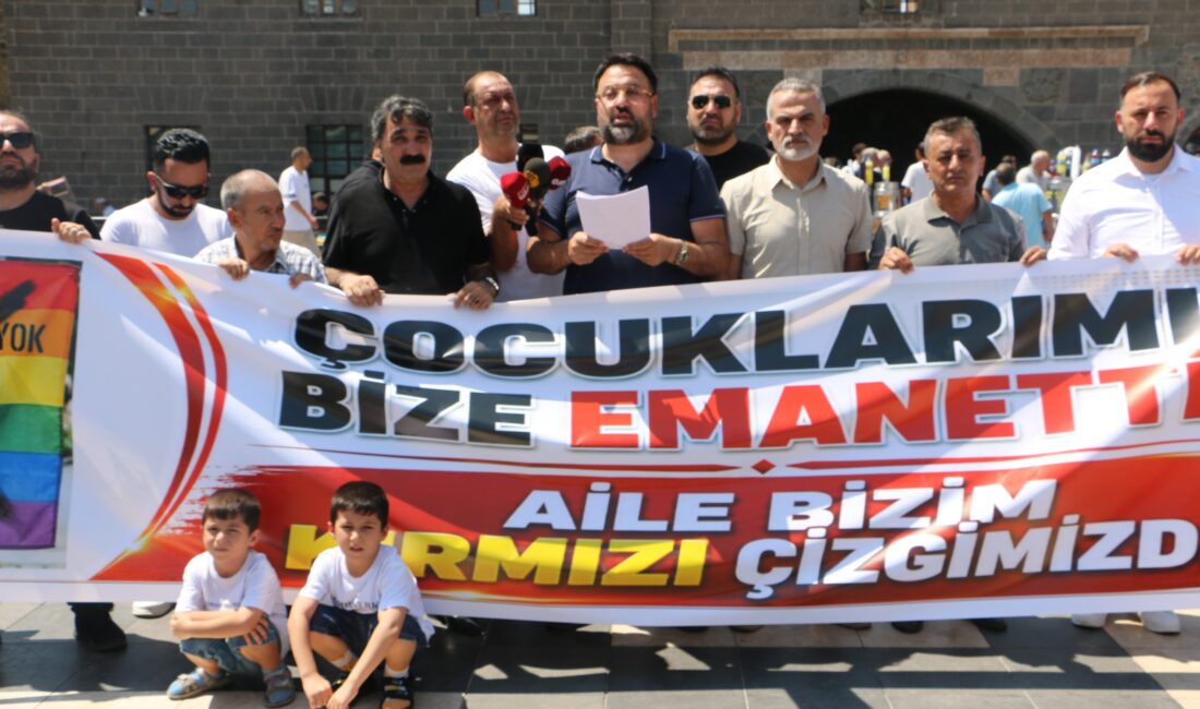 Van İnsan Hakları Derneğince gerçekleştirilen bir toplantıda LGBT bayrağı ve