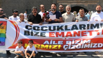 Van İnsan Hakları Derneğince gerçekleştirilen bir toplantıda LGBT bayrağı ve