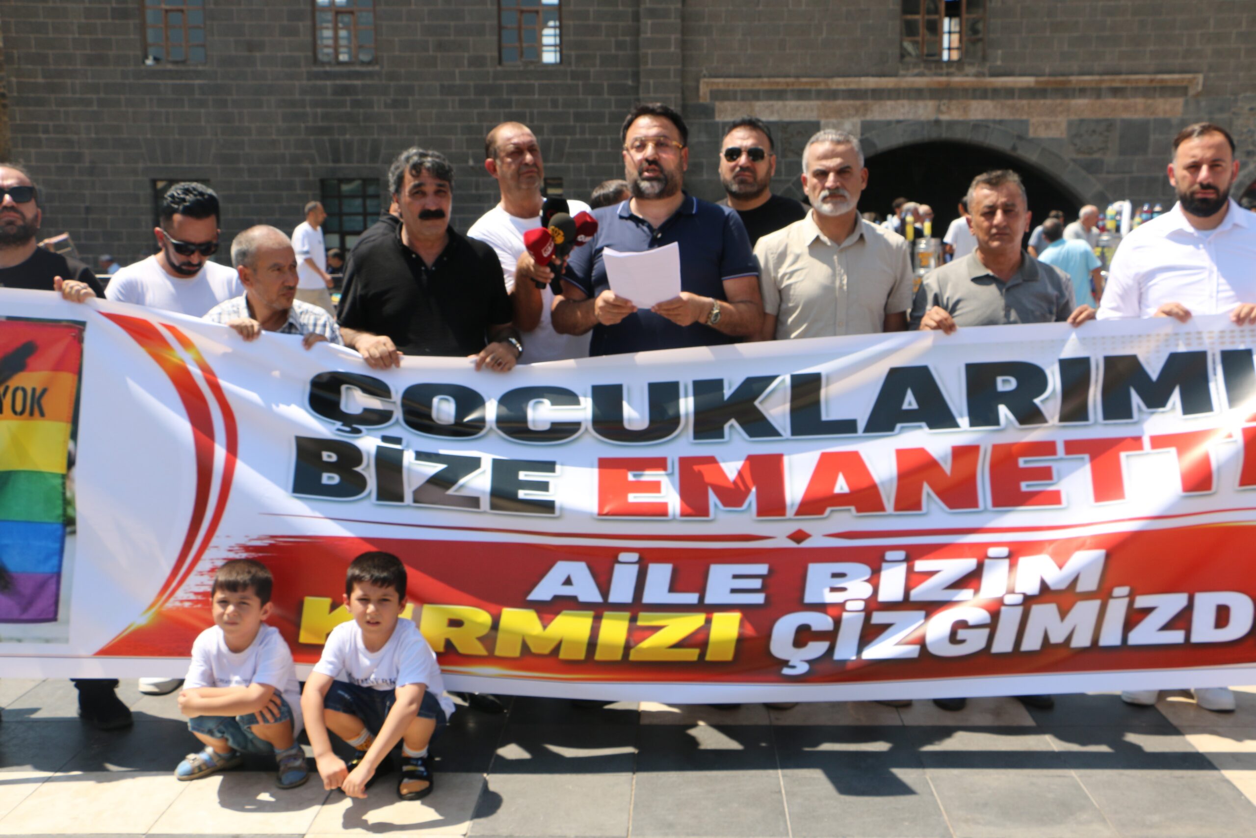 Van İnsan Hakları Derneğince gerçekleştirilen bir toplantıda LGBT bayrağı ve