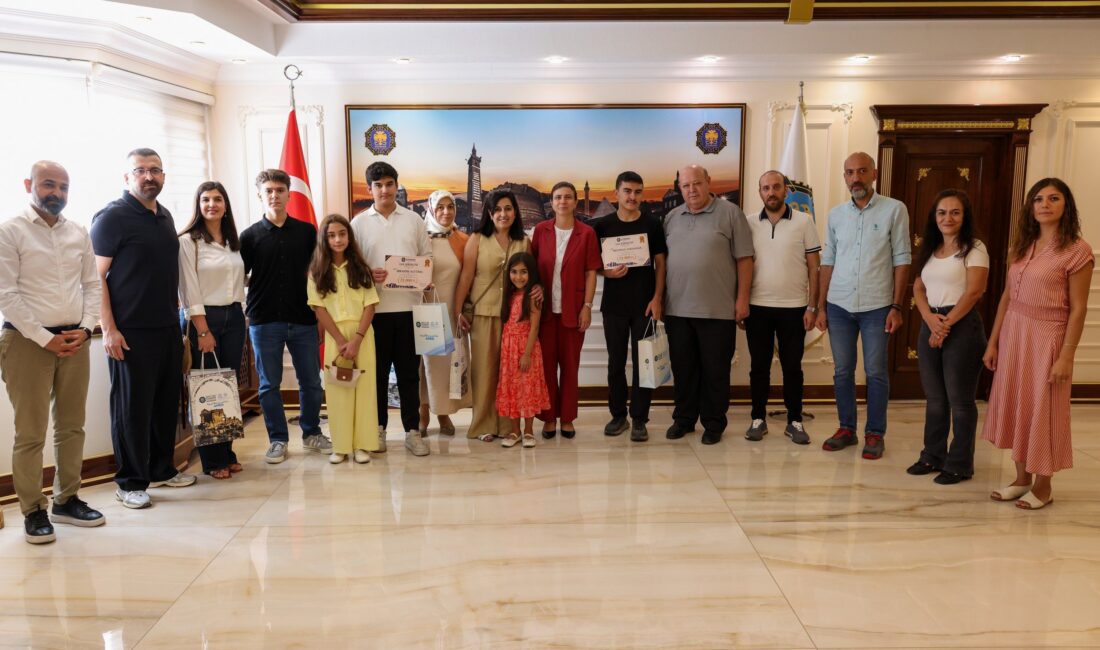 Diyarbakır Büyükşehir Belediyesi Eşbaşkanı Serra Bucak, LGS’de 500 tam puan