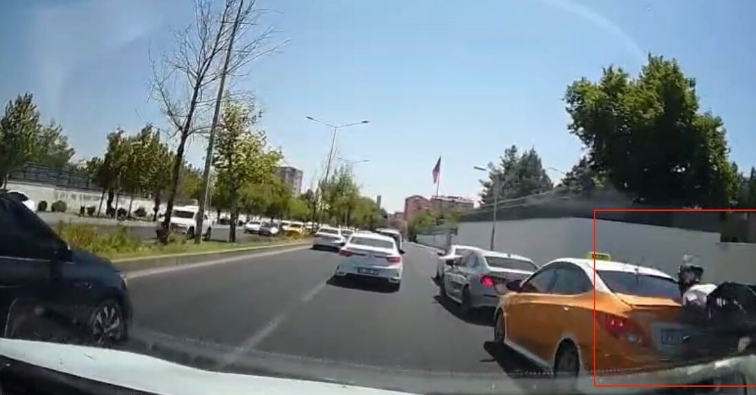 Diyarbakır'ın merkez Yenişehir ilçesinde seyir halindeki motosikletlinin fren yapan ticari