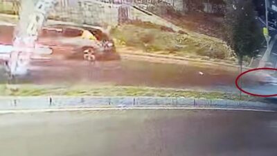 Diyarbakır’ın merkez Kayapınar ilçesinde ters yönde ilerleyen motosikletin otomobil ile