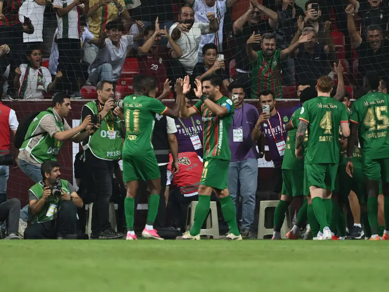 Amedspor Süper Lig'de ilk maçında evinde Erzurumspor’u 3-0’lık skorla yendi.