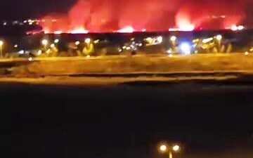 Diyarbakır’da yerleşim yerine yakın bir arazide çıkan yangın paniğe neden