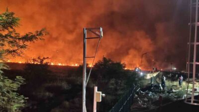 Diyarbakır’ın Çınar ilçesinde geceyi aydınlatan anız yangını söndürüldü.
