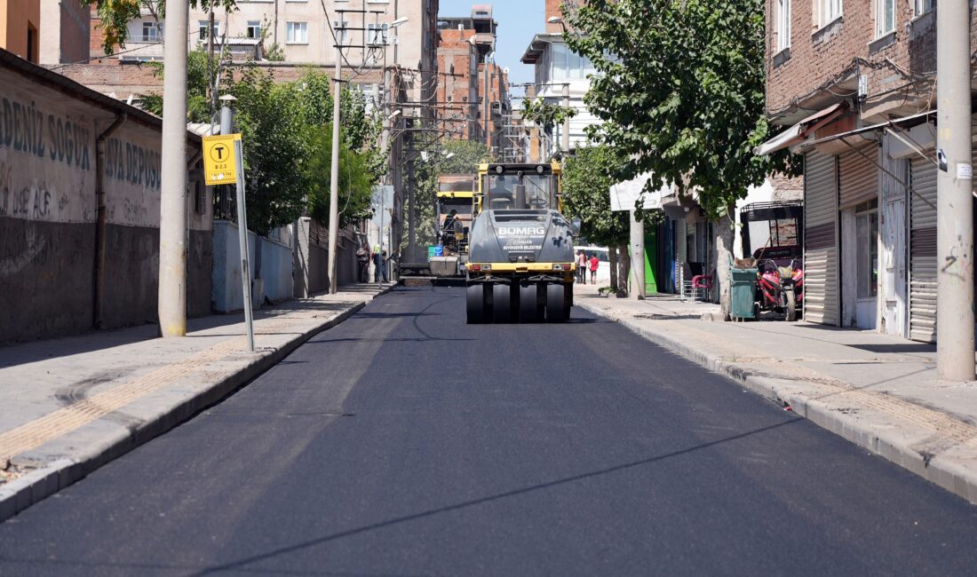Diyarbakır Büyükşehir Belediyesi, Bağlar ilçesinde 5 caddede sıcak asfalt çalışmalarına