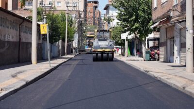 Diyarbakır Büyükşehir Belediyesi, Bağlar ilçesinde 5 caddede sıcak asfalt çalışmalarına