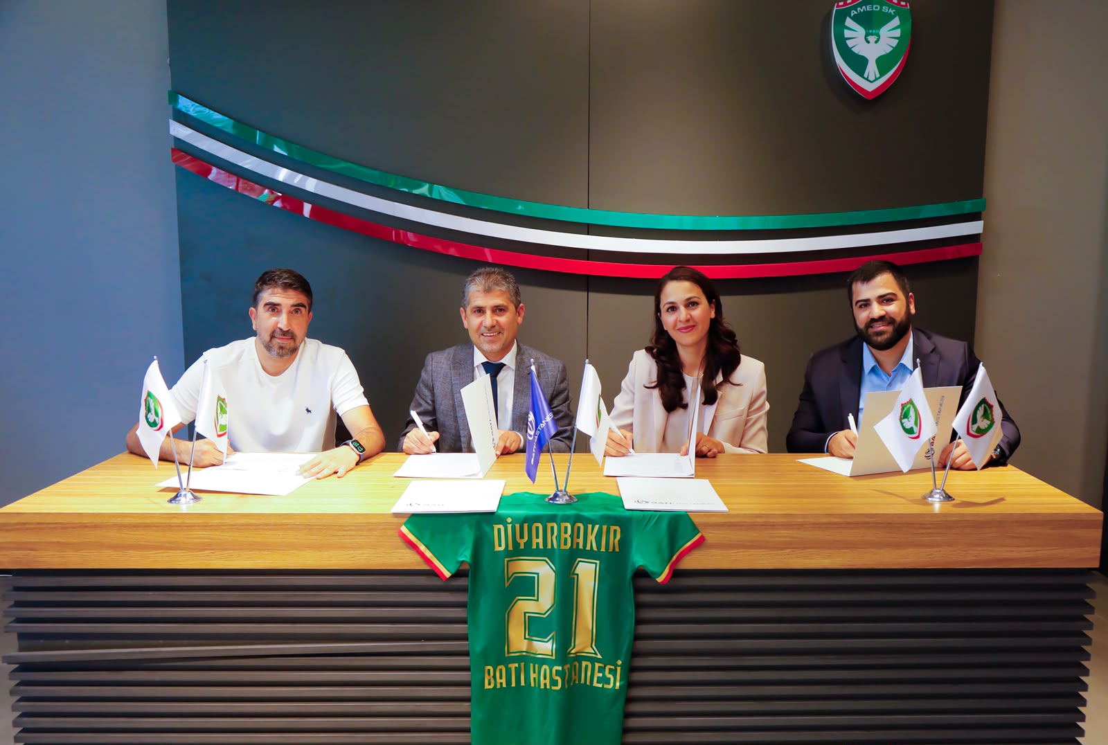 Amedspor Diyarbakır Özel Batı Hastanesi ile sağlık sponsorluğu anlaşması imzaladı.