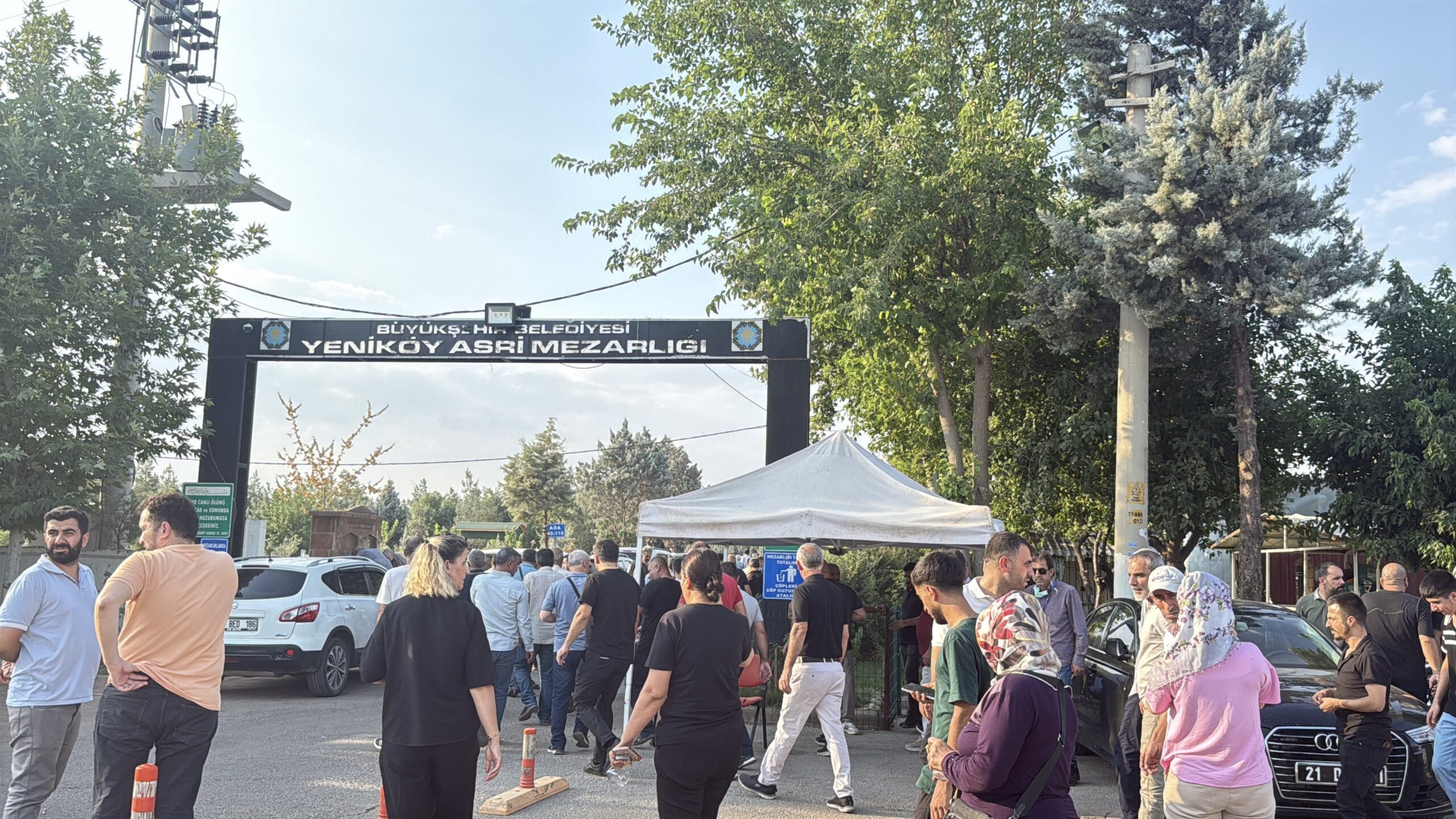 Diyarbakır’daki kazada ölen 5 kardeş ve 2 yeğen yan yana defnedildi