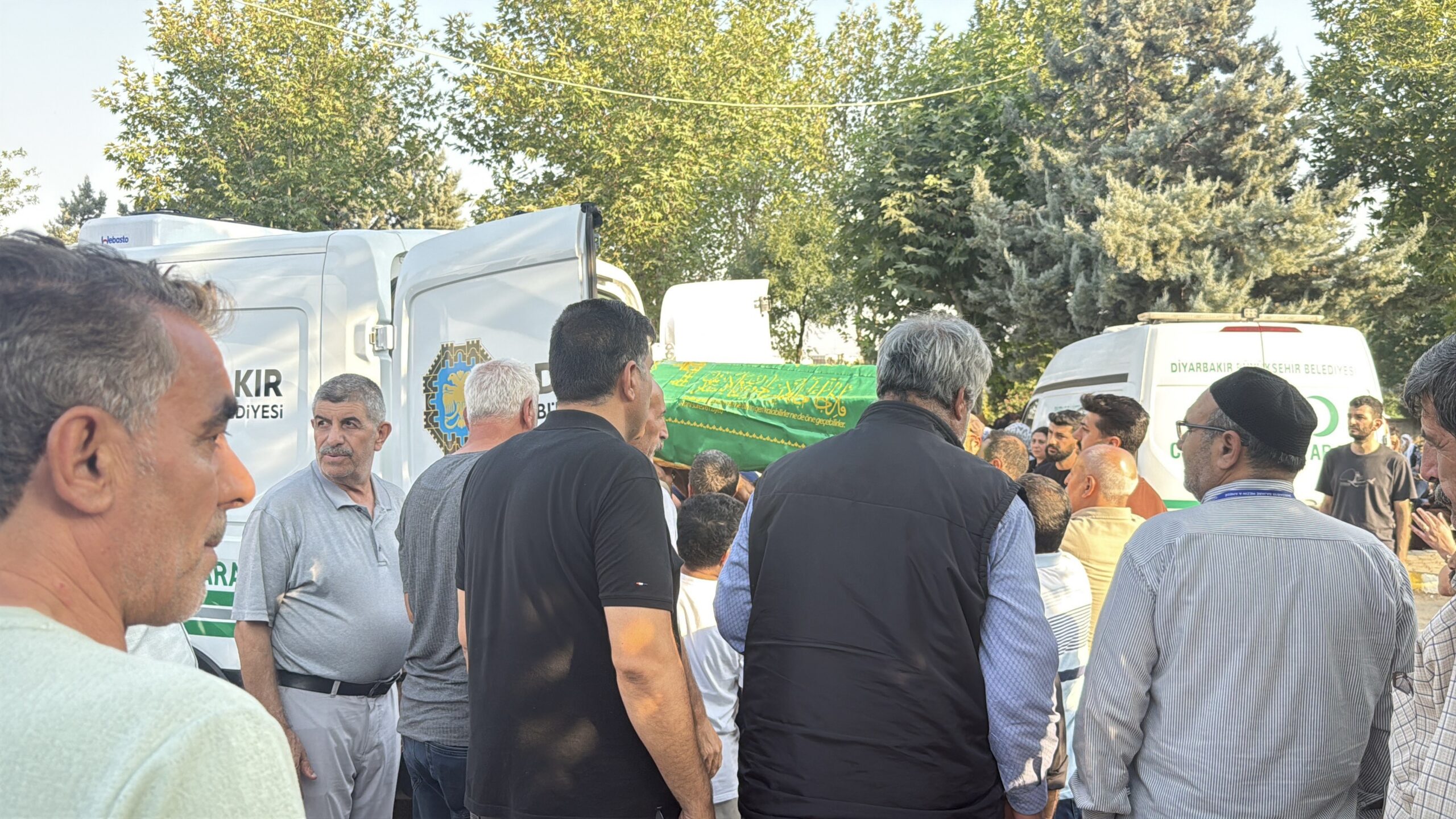 Diyarbakır’daki kazada ölen 5 kardeş ve 2 yeğen yan yana defnedildi