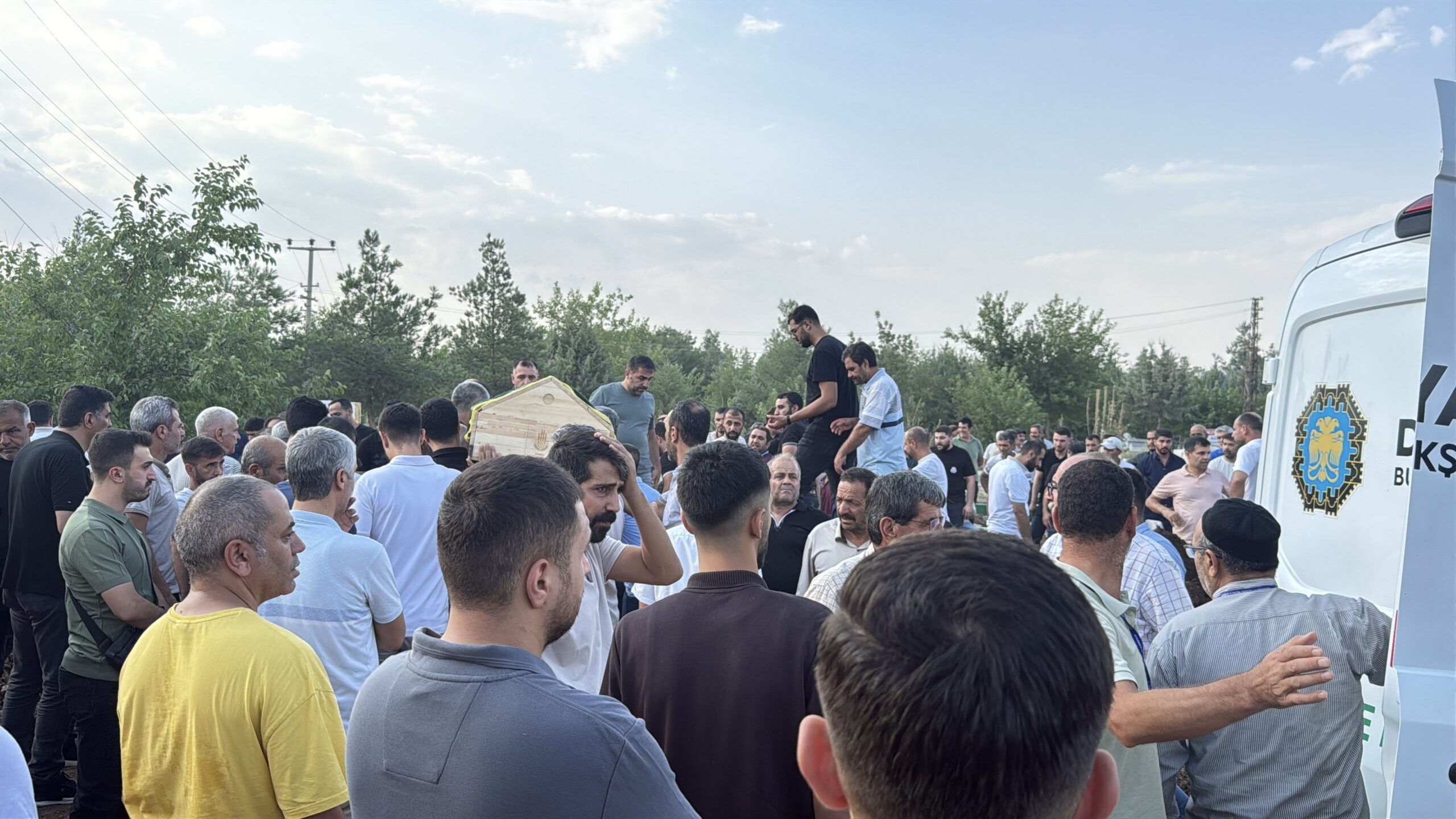 Diyarbakır’daki kazada ölen 5 kardeş ve 2 yeğen yan yana defnedildi