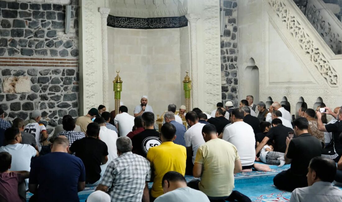 Diyarbakır'da Mevlid Kandili dualarla idrak edildi.