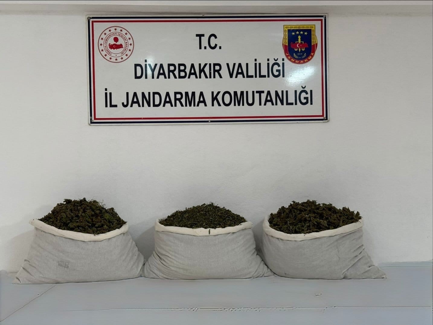 Diyarbakır'da düzenlenen operasyonda 19.4 kilo esrar maddesi ele geçirilirken, 33
