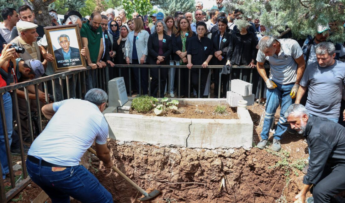 Diyarbakır Büyükşehir Belediyesinin eski başkanlarından Mehdi Zana, Ulu Cami’de kılınan
