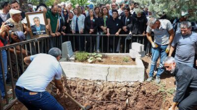Diyarbakır Büyükşehir Belediyesinin eski başkanlarından Mehdi Zana, Ulu Cami’de kılınan