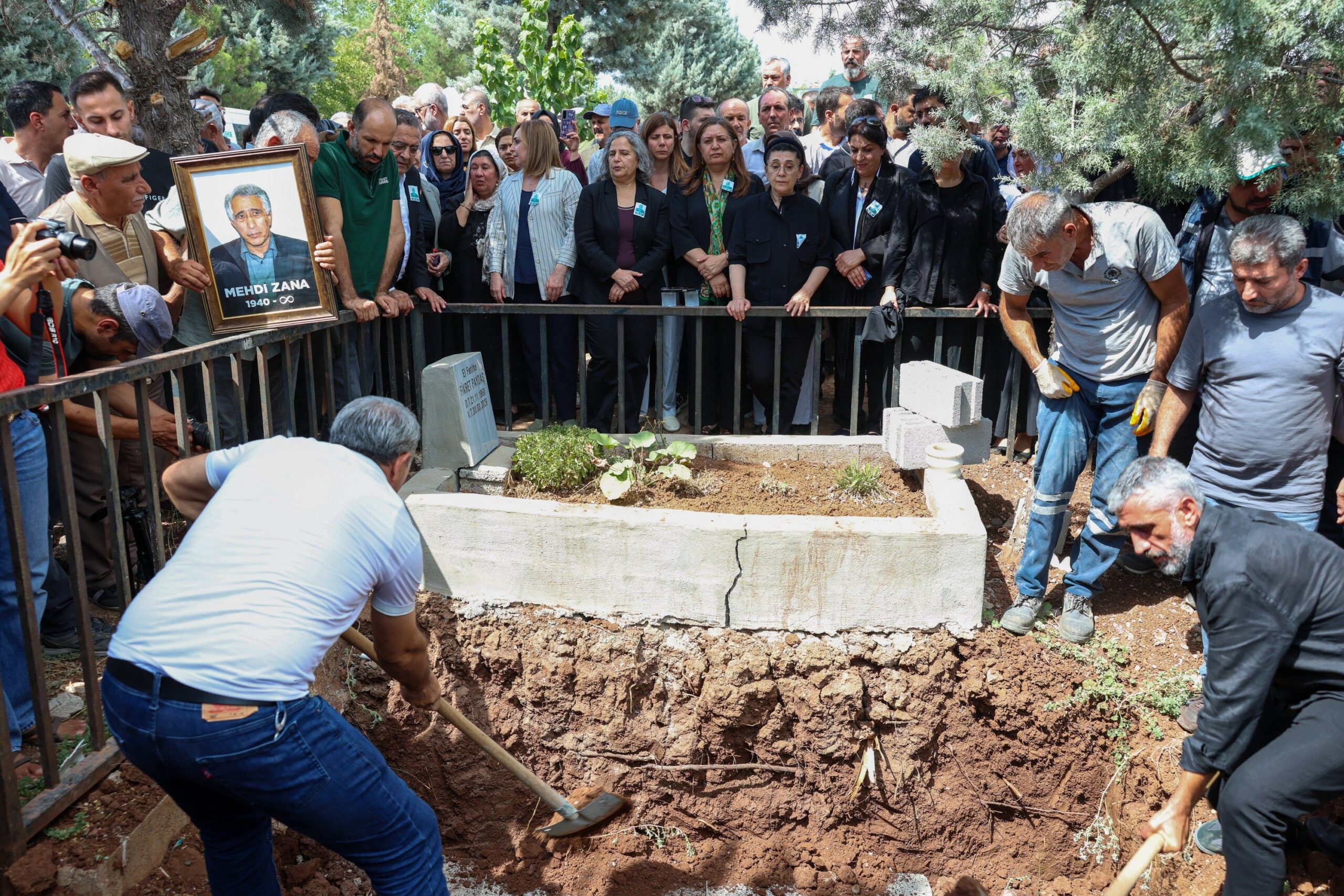 Diyarbakır Büyükşehir Belediyesinin eski başkanlarından Mehdi Zana, Ulu Cami’de kılınan