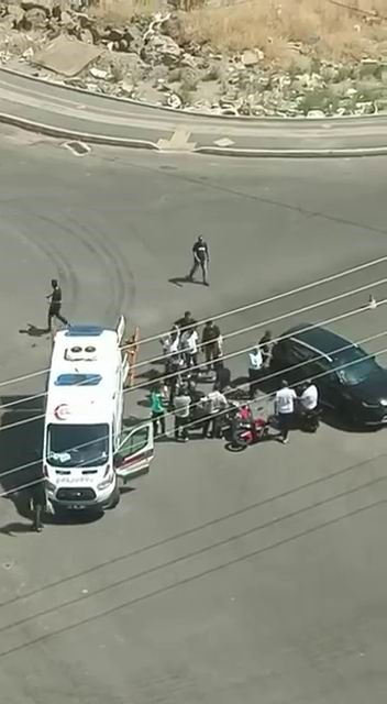 Diyarbakır’ın Kayapınar ilçesinde motosiklet ile otomobilin çarpışması sonucu meydana gelen
