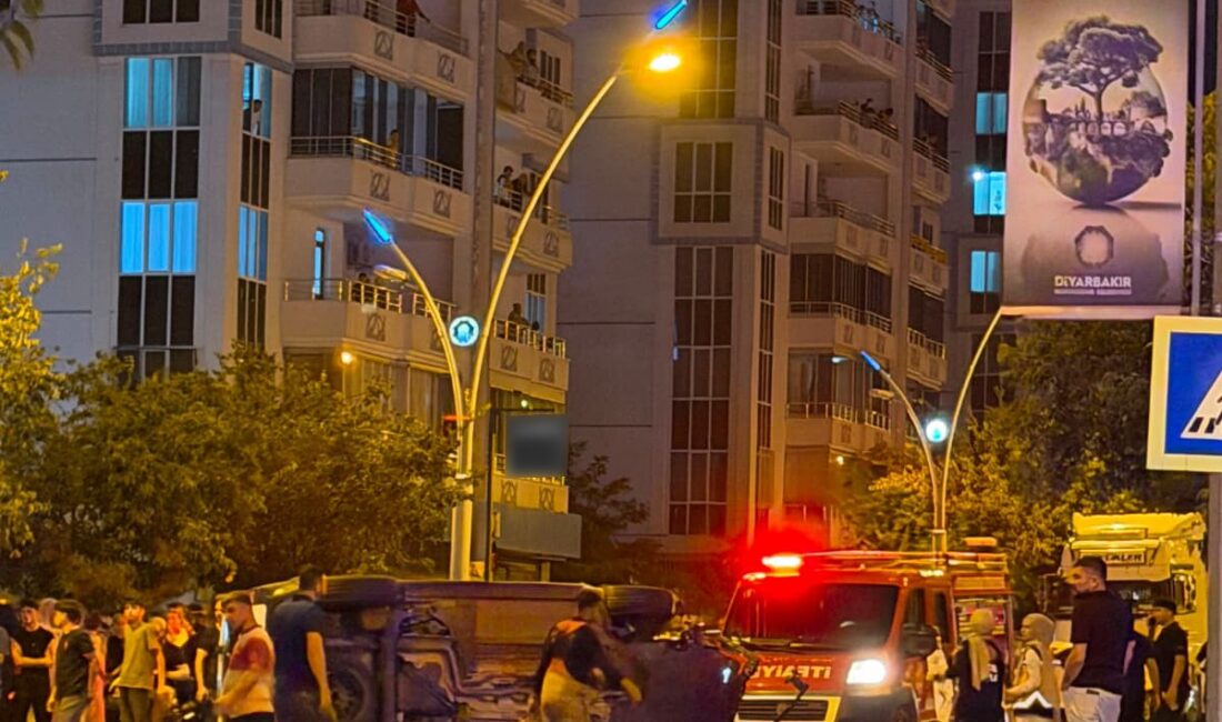 Diyarbakır’ın Bağlar ilçesinde iki otomobilin çarpışması sonucu meydana gelen trafik