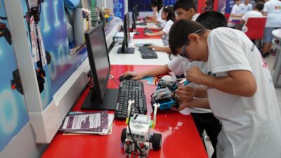 Diyarbakır Büyükşehir Belediyesinin ücretsiz Yaz Spor Okulları kapsamında açtığı Robotik
