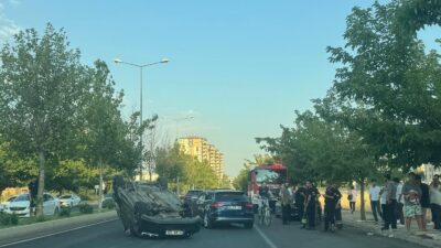Diyarbakır'ın merkez Kayapınar ilçesinde seyir halindeki otomobilin takla atması sonucu