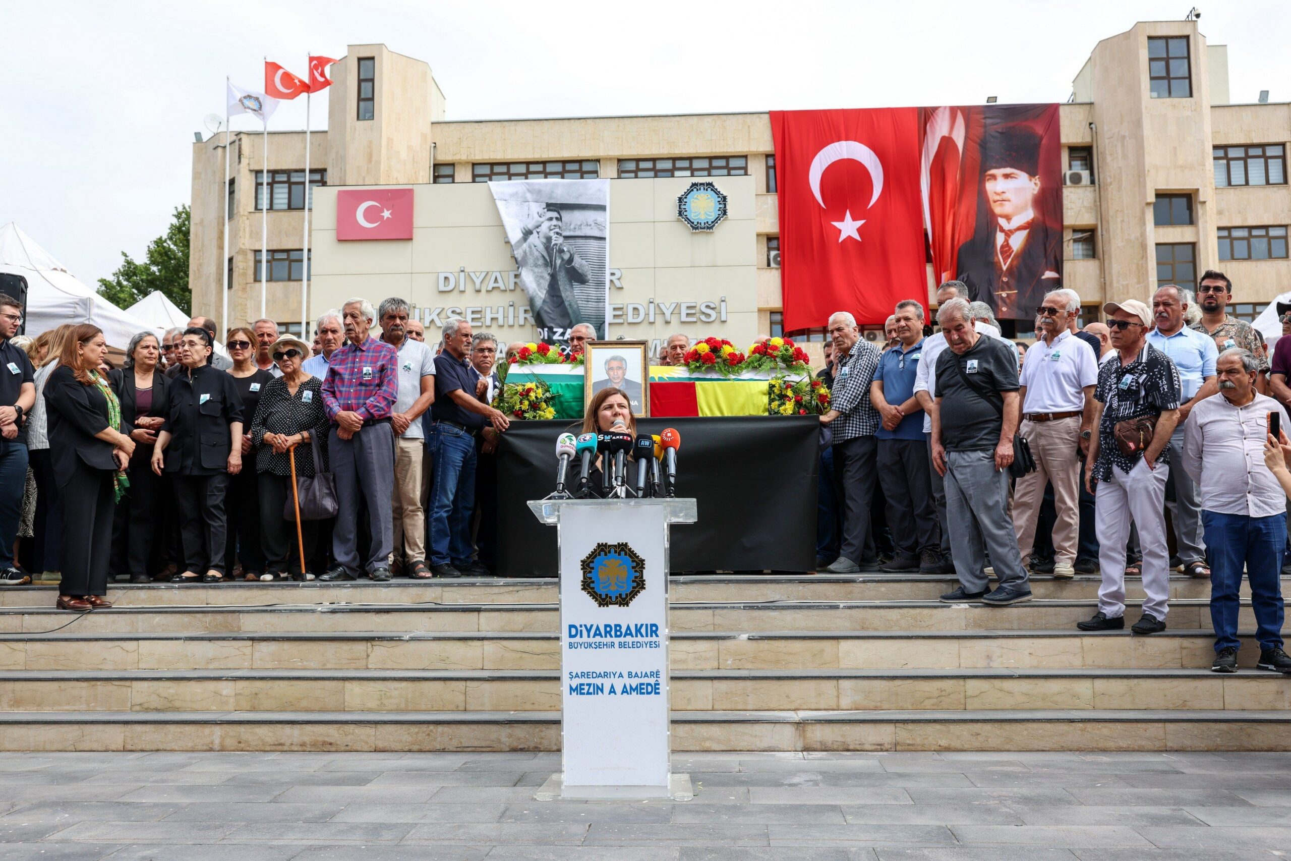 Diyarbakır Büyükşehir Belediyesinin eski başkanlarından Mehdi Zana için belediye ana