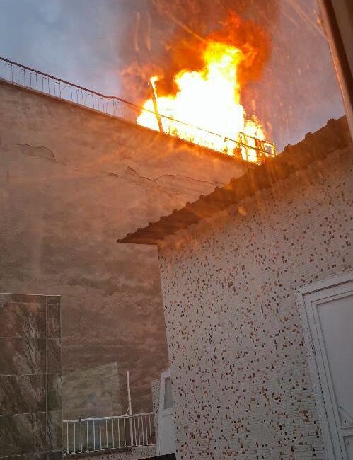 Diyarbakır'ın merkez Yenişehir ilçesinde binanın çatısında çıkan yangın itfaiye ekiplerinin