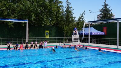 Diyarbakır Büyükşehir Belediyesinin ücretsiz Yaz Spor Okulları kapsamında düzenlediği yüzme