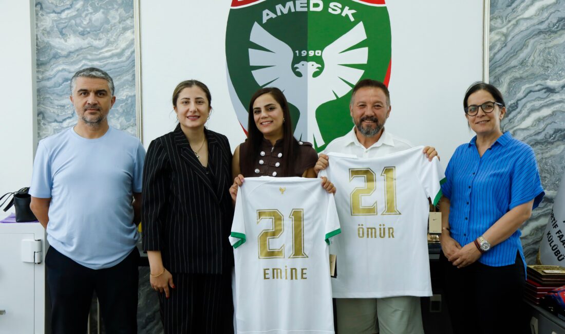 Amedspor, Trabzon’da forma giydiği için saldırıya uğrayan aileyi kulüpte ağırladı.
