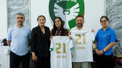 Amedspor, Trabzon’da forma giydiği için saldırıya uğrayan aileyi kulüpte ağırladı.
