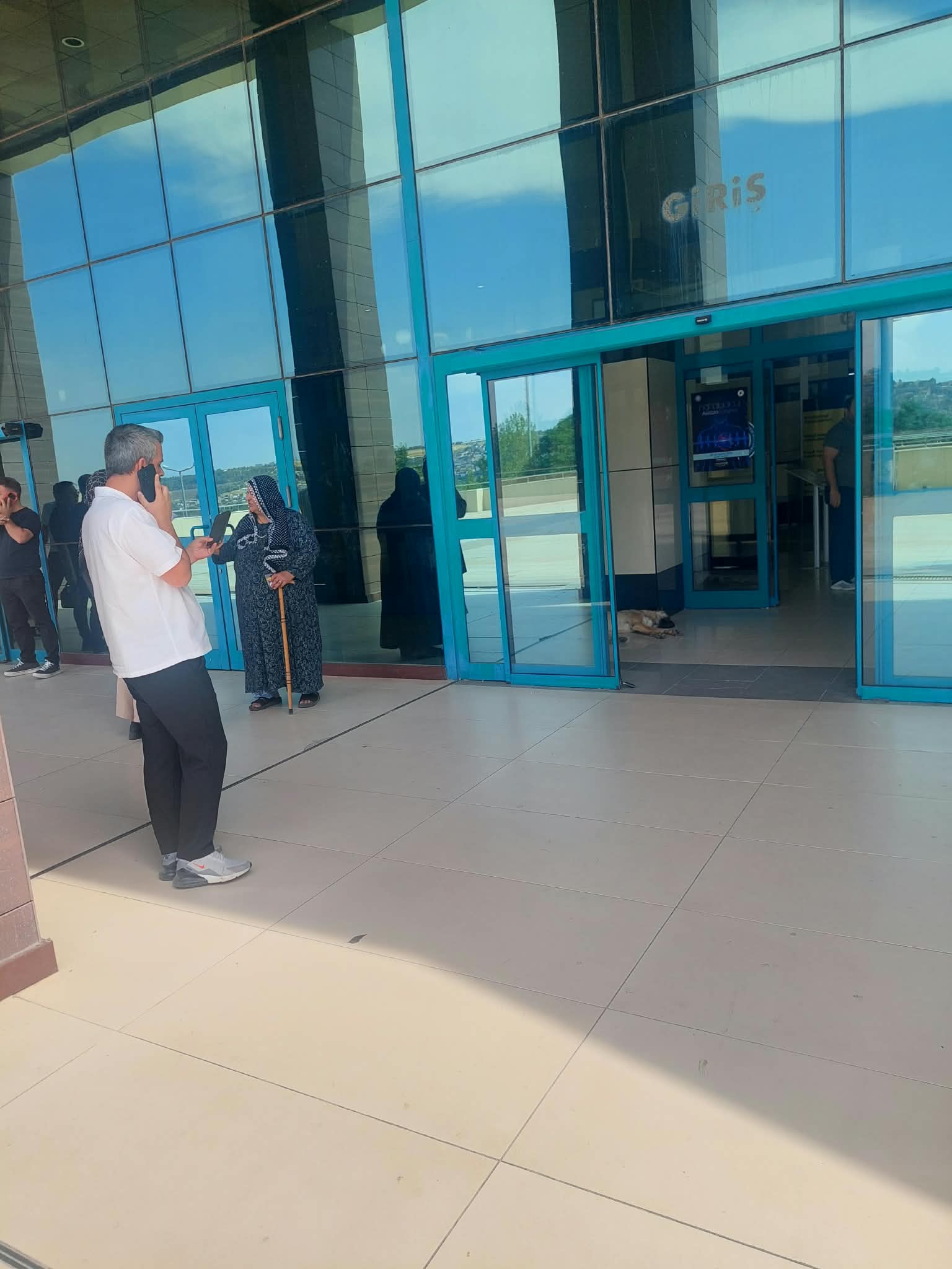 Kalp Hastanesinde Hijyen ve Güvenlik Alarmı: "Önlem Alınması İçin Köpek Isırması Mı Bekleniyor?"